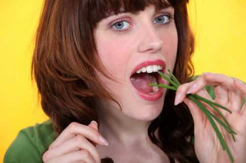 Полоскать рот после каждого потребления пищи