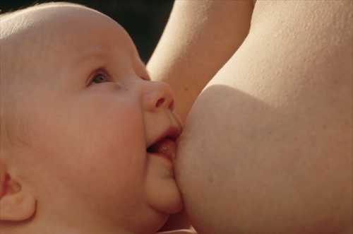 Всемирная организация здравоохранения рекомендует кормить ребенка грудью до двух летв странах, в которых инфекции имеют обширное поле деятельности