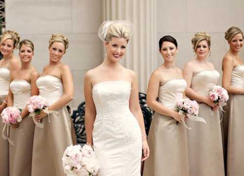 Очень гармонично выглядят девушки, на которых в день свадьбы надеты одинаковые платья
